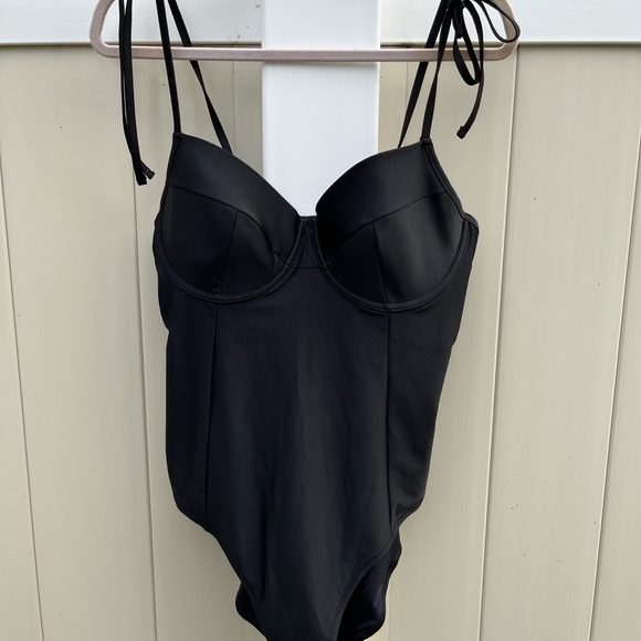 Old Navy Other - NWT XL Old Navy One Piece Swimsuit Bra Support Black Double Lined Suport